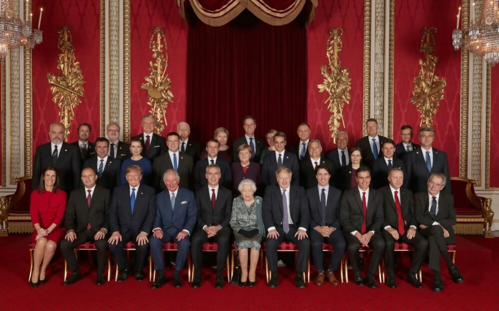 Poza de grup de la recepția oferită de Regina Elisabeta a II-a. Unde e așezat Iohannis - Imaginea 1