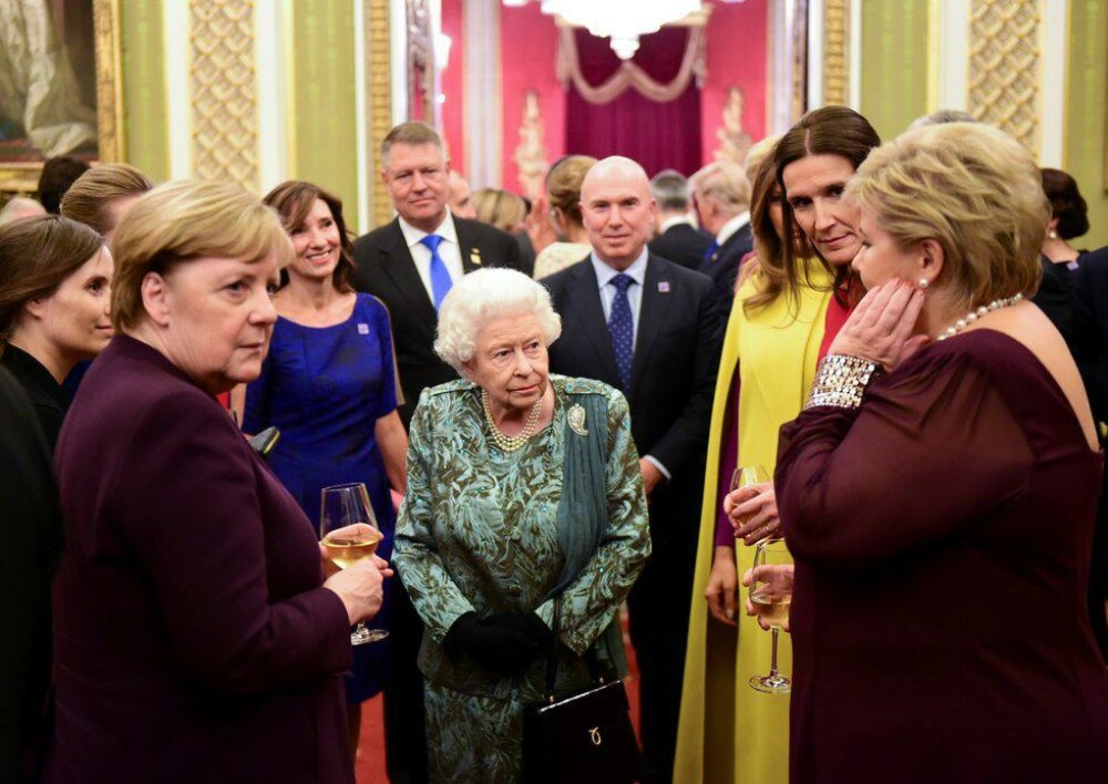 Poza de grup de la recepția oferită de Regina Elisabeta a II-a. Unde e așezat Iohannis - Imaginea 4