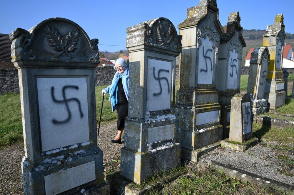 Peste 100 de morminte dintr-un cimitir evreiesc, profanate cu inscripții antisemite - Imaginea 1