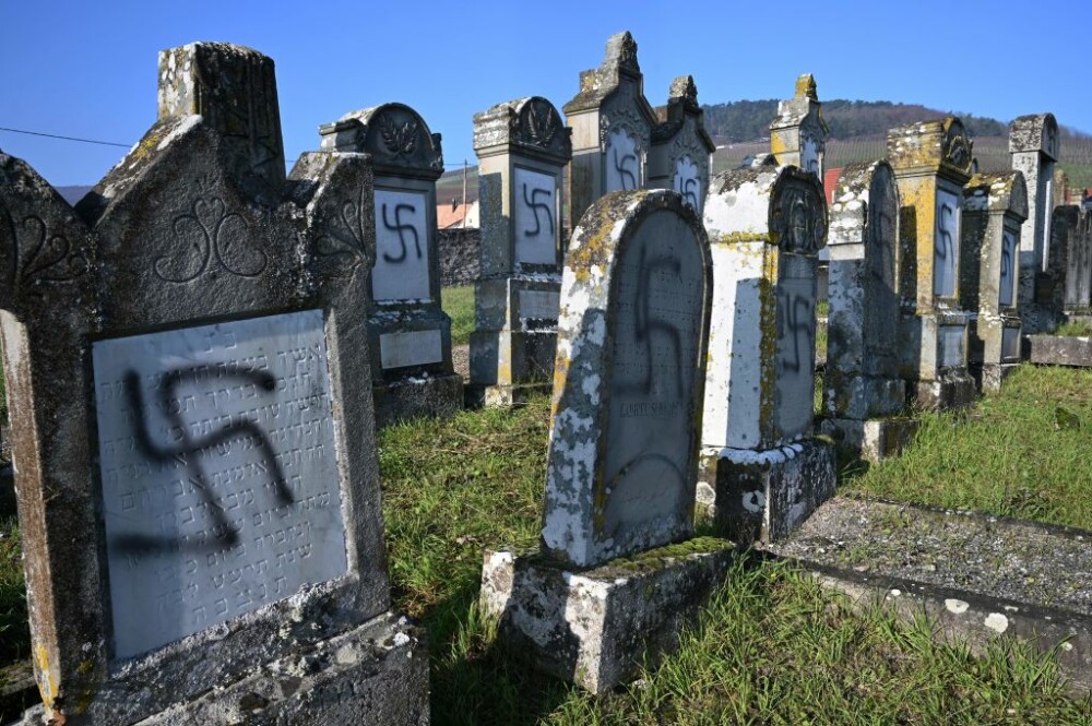 Peste 100 de morminte dintr-un cimitir evreiesc, profanate cu inscripții antisemite - Imaginea 2