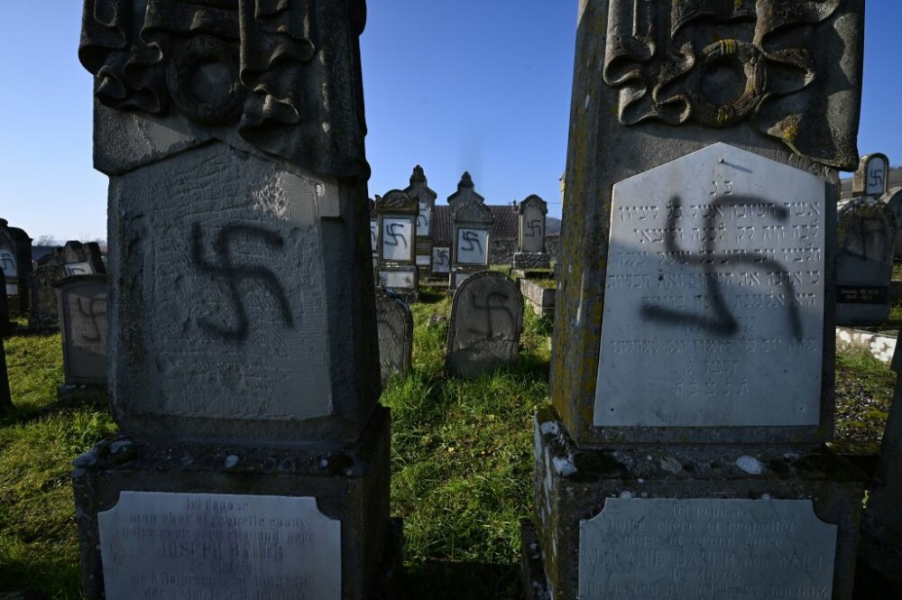 Peste 100 de morminte dintr-un cimitir evreiesc, profanate cu inscripții antisemite - Imaginea 5