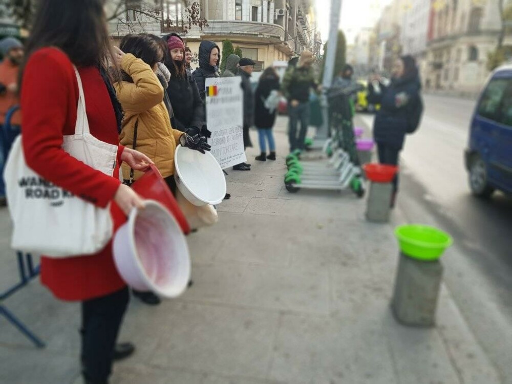 Protest cu ligheane în faţa Primăriei Capitalei. 