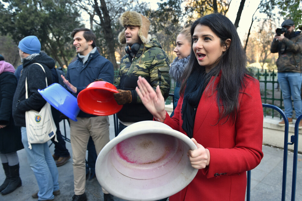 Protest cu ligheane în faţa Primăriei Capitalei. 