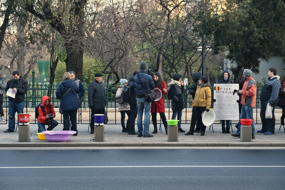 Protest cu ligheane în faţa Primăriei Capitalei. 