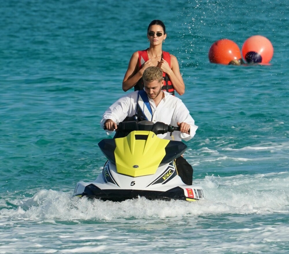 Bella Hadid și Kendall Jenner, imagini incendiare pe plajă, la Miami. GALERIE FOTO - Imaginea 9