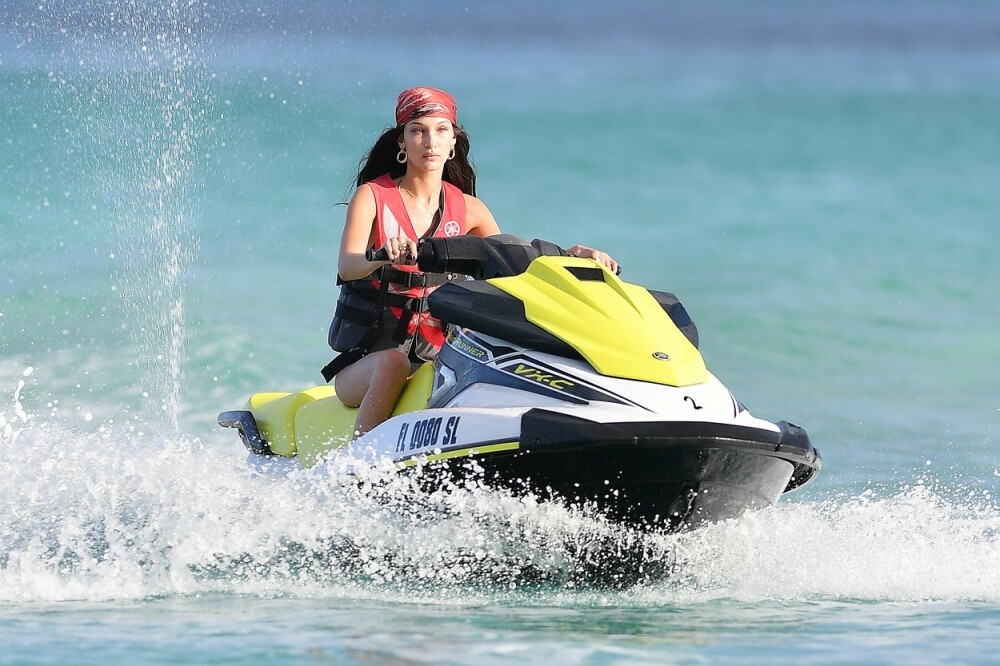 Bella Hadid și Kendall Jenner, imagini incendiare pe plajă, la Miami. GALERIE FOTO - Imaginea 5