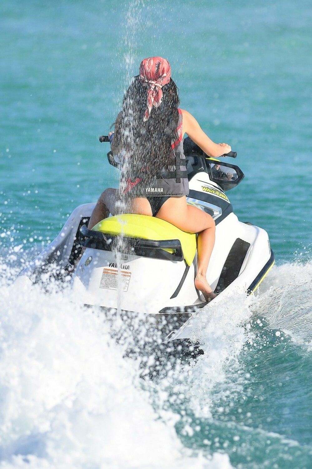 Bella Hadid și Kendall Jenner, imagini incendiare pe plajă, la Miami. GALERIE FOTO - Imaginea 2