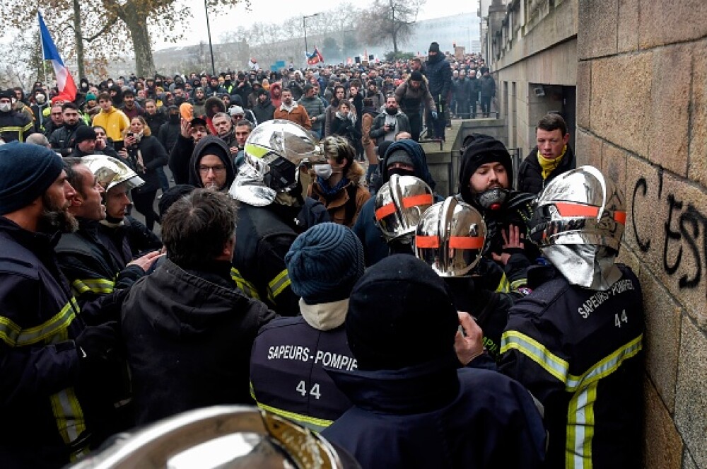 Cea mai amplă grevă din ultimii 24 de ani, în Franța. Ciocniri violente între manifestanți și jandarmi - Imaginea 3