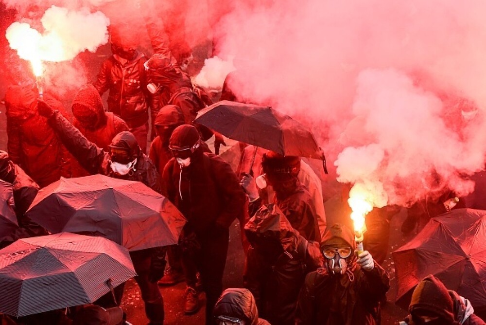 Cea mai amplă grevă din ultimii 24 de ani, în Franța. Ciocniri violente între manifestanți și jandarmi - Imaginea 4
