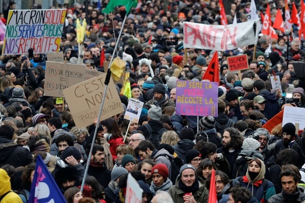 Cea mai amplă grevă din ultimii 24 de ani, în Franța. Ciocniri violente între manifestanți și jandarmi - Imaginea 5