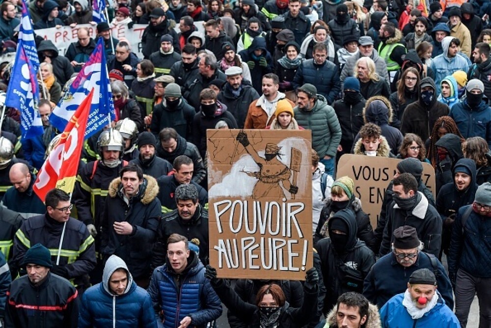 Cea mai amplă grevă din ultimii 24 de ani, în Franța. Ciocniri violente între manifestanți și jandarmi - Imaginea 1