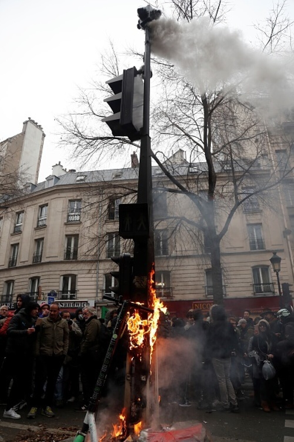 Cea mai amplă grevă din ultimii 24 de ani, în Franța. Ciocniri violente între manifestanți și jandarmi - Imaginea 11