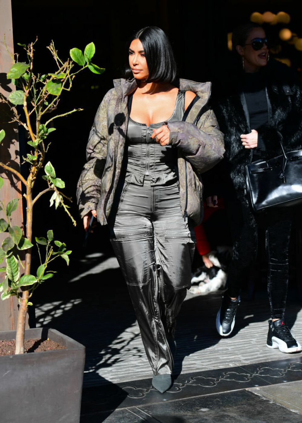 Schimbare dramatică de look pentru Kim Kardashian. Cum a apărut vedeta pe străzile din LA - Imaginea 5