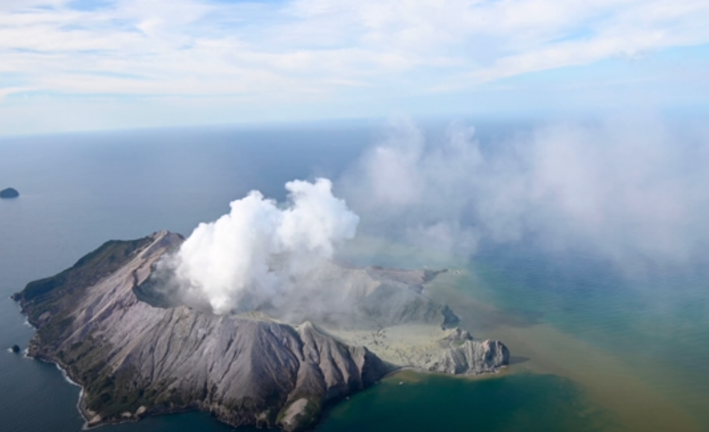Primele imagini cu erupția vulcanică din Noua Zeelandă. Sunt 5 morți şi mai mulţi răniţi - Imaginea 2
