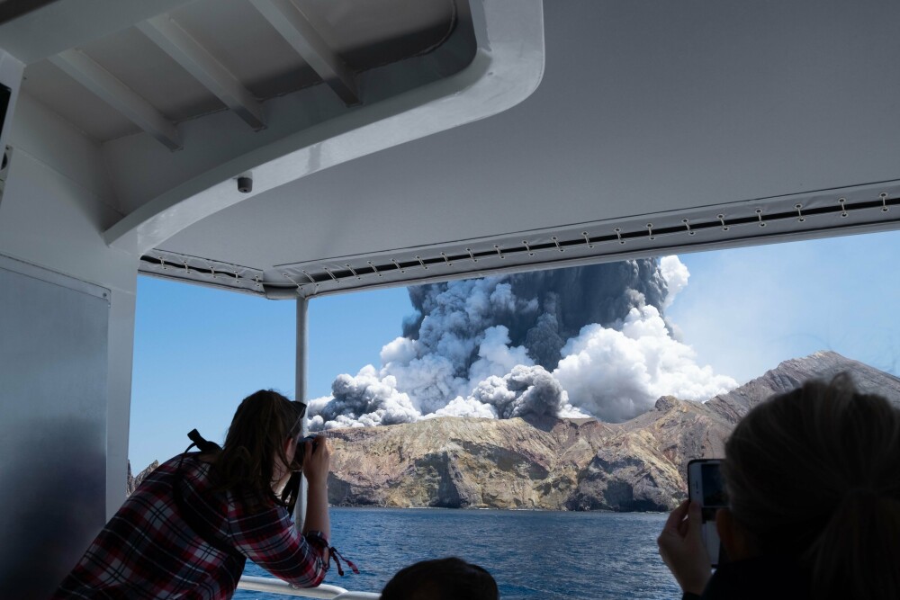 Primele imagini cu erupția vulcanică din Noua Zeelandă. Sunt 5 morți şi mai mulţi răniţi - Imaginea 3