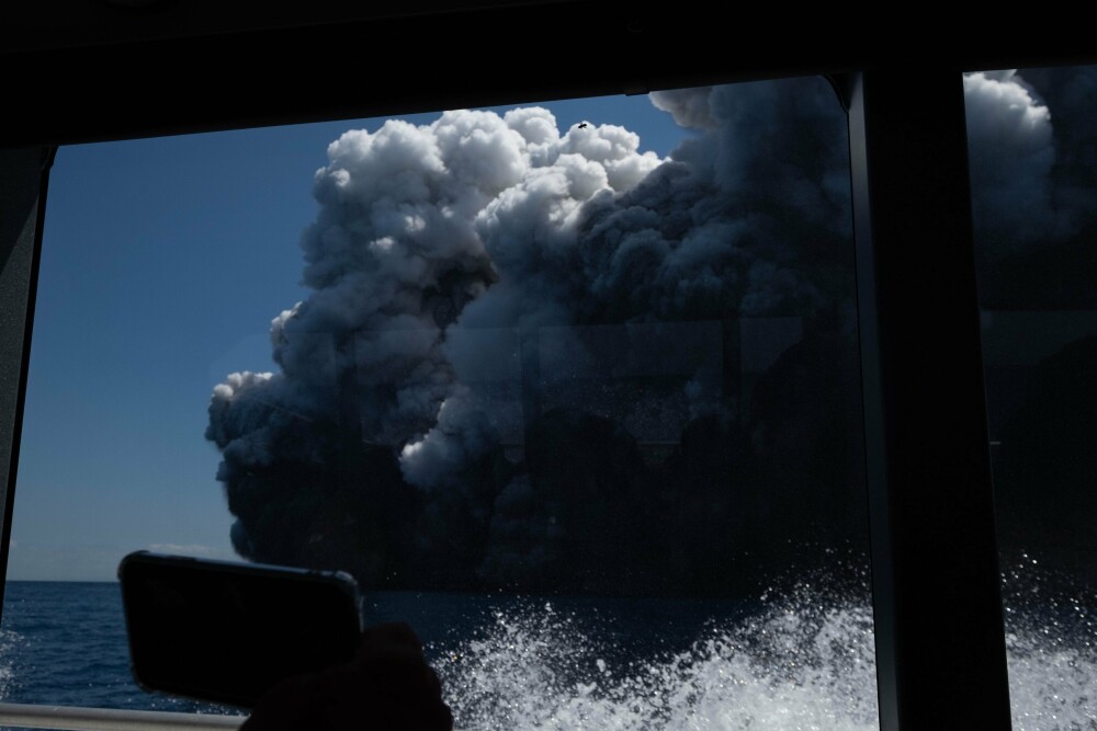 Primele imagini cu erupția vulcanică din Noua Zeelandă. Sunt 5 morți şi mai mulţi răniţi - Imaginea 1