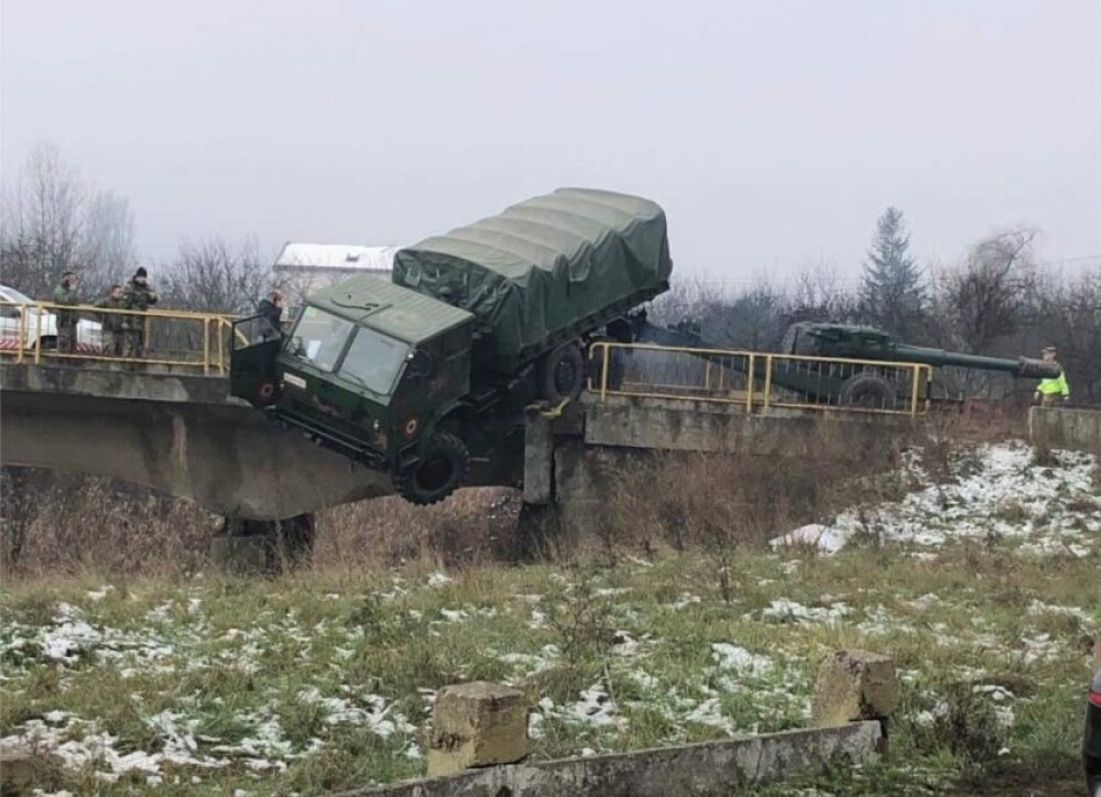 Camion militar, aproape să cadă de pe un pod în Dej. Un soldat a ajuns la spital - Imaginea 2