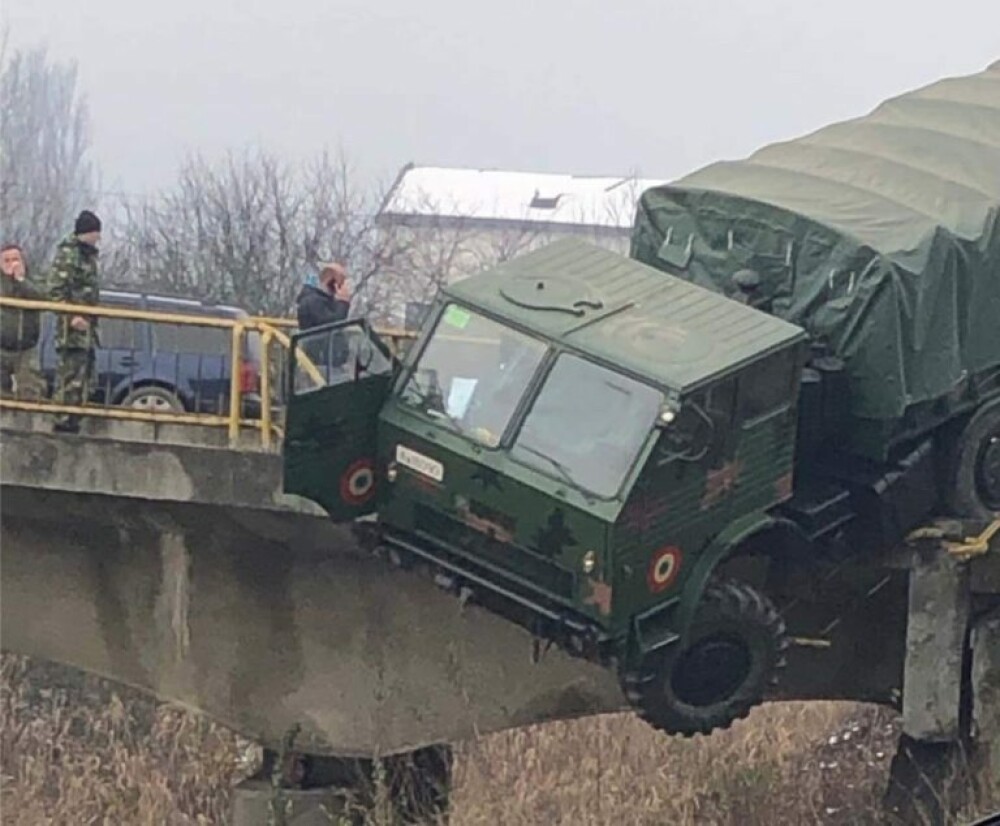 Camion militar, aproape să cadă de pe un pod în Dej. Un soldat a ajuns la spital - Imaginea 1