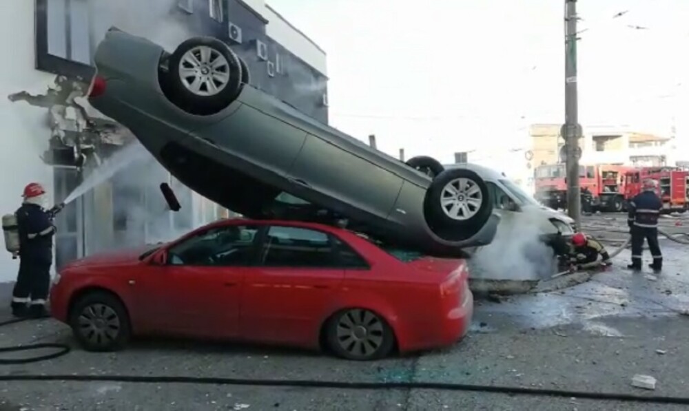 Mașini aruncate una peste alta după o explozie în Galați, în locul unei foste benzinării - Imaginea 1
