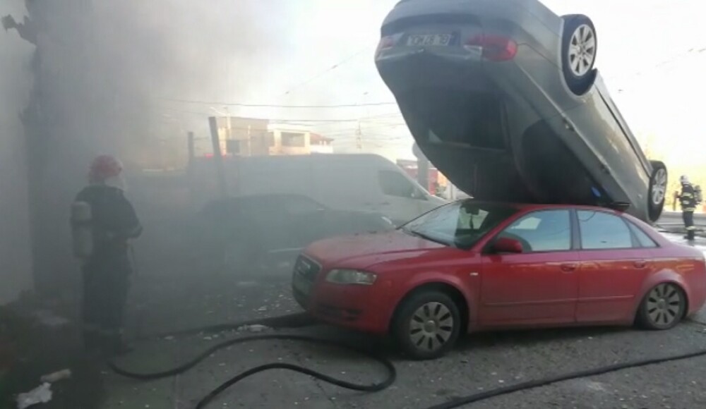 Mașini aruncate una peste alta după o explozie în Galați, în locul unei foste benzinării - Imaginea 2