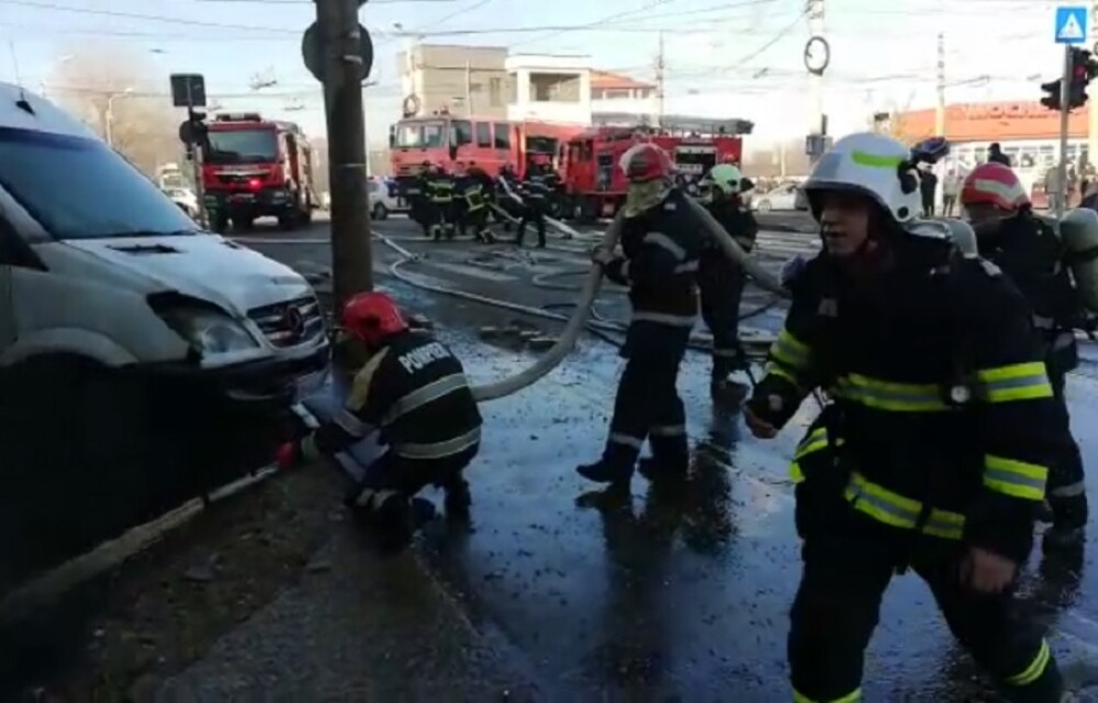 Mașini aruncate una peste alta după o explozie în Galați, în locul unei foste benzinării - Imaginea 3