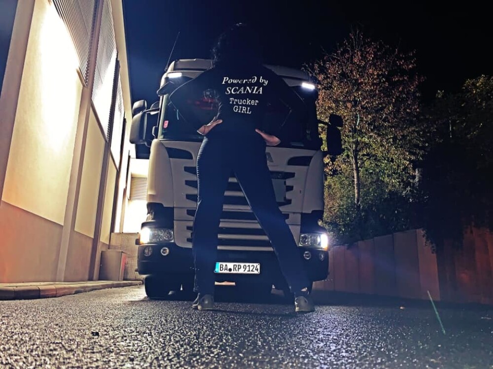 GALERIE FOTO. Cum arată cea mai sexy şoferiţă de camion din România. 