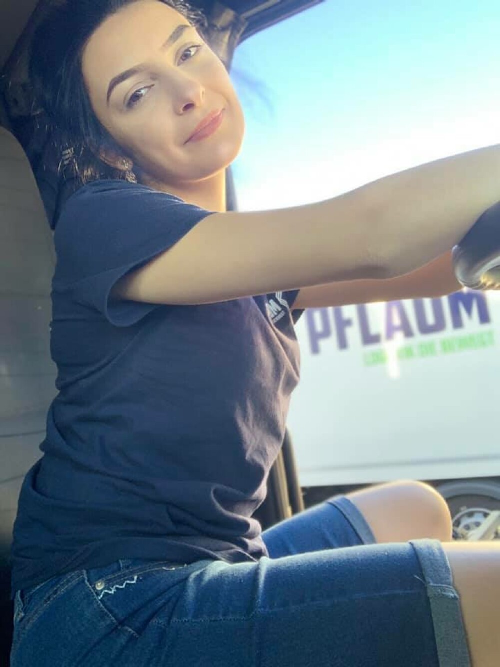 GALERIE FOTO. Cum arată cea mai sexy şoferiţă de camion din România. 