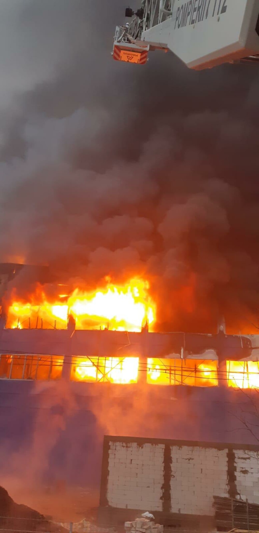 Hală din Câmpia Turzii distrusă complet de un incendiu. Trebuia inaugurată în 2020 - Imaginea 2
