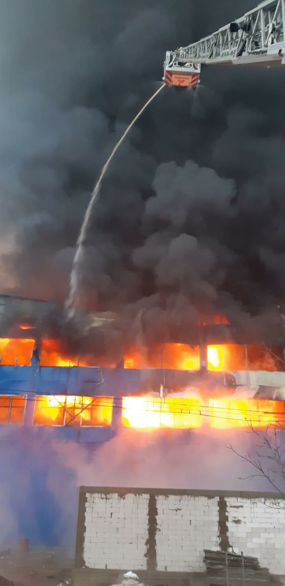 Hală din Câmpia Turzii distrusă complet de un incendiu. Trebuia inaugurată în 2020 - Imaginea 3