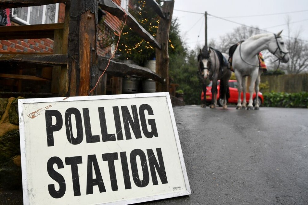 Apariții inedite la vot în Regatul Unit. Mai mulți alegători au mers la urne pe cai - Imaginea 1