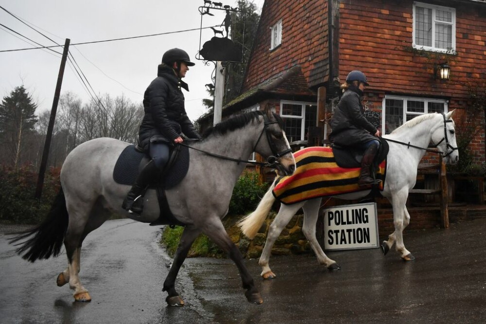 Apariții inedite la vot în Regatul Unit. Mai mulți alegători au mers la urne pe cai - Imaginea 2