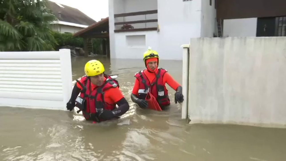 Franța este în stare de alertă. Trei persoane au murit în inundații - Imaginea 1
