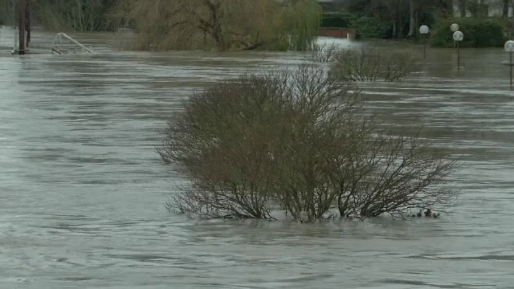 Franța este în stare de alertă. Trei persoane au murit în inundații - Imaginea 5
