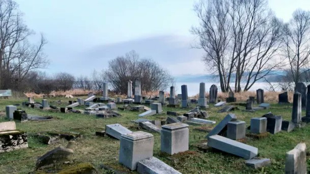Peste 50 de morminte dintr-un cimitir evreiesc au fost distruse. „Este un act barbar” - Imaginea 1