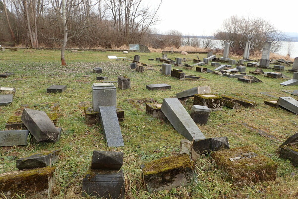 Peste 50 de morminte dintr-un cimitir evreiesc au fost distruse. „Este un act barbar” - Imaginea 2