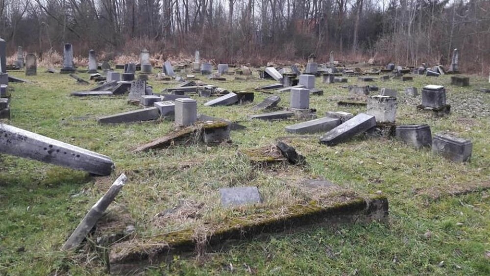 Peste 50 de morminte dintr-un cimitir evreiesc au fost distruse. „Este un act barbar” - Imaginea 3