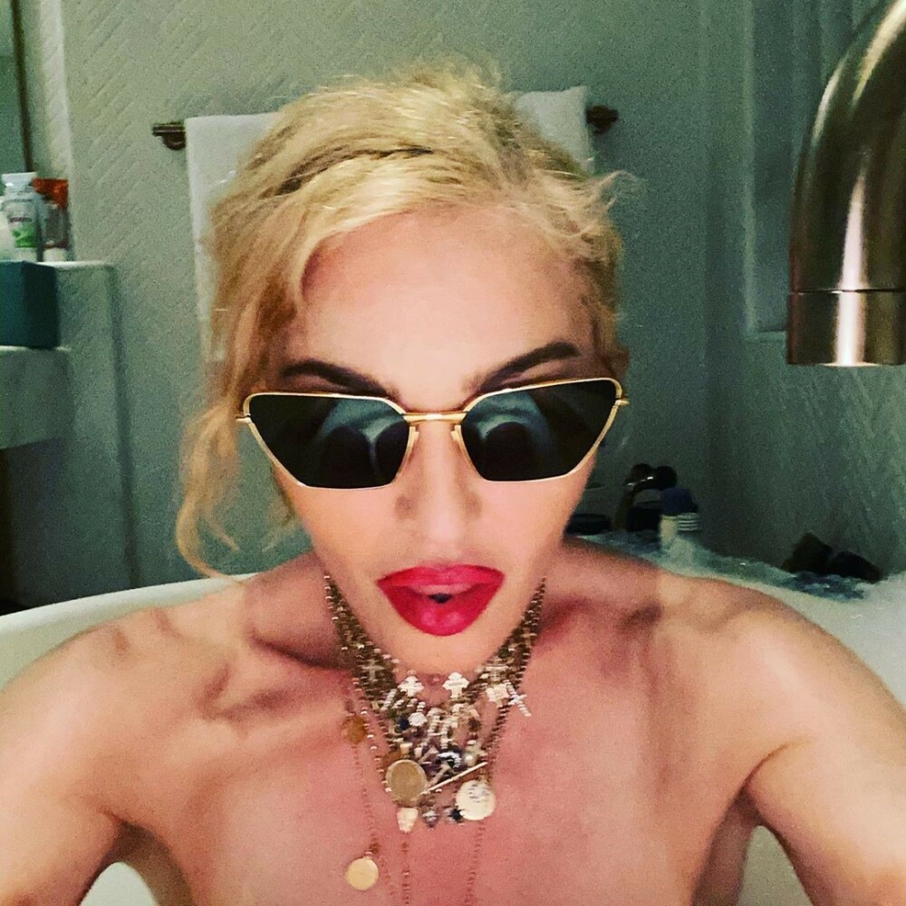 Madonna, în lenjerie de dantelă neagră înaintea unui tratament de regenerare. Galerie foto - Imaginea 2