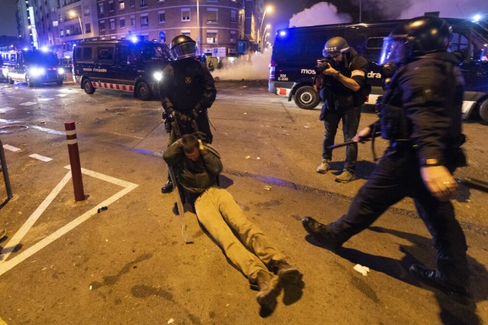 El Clasico cu scântei. Protestatarii catalani au creat haos și s-au bătut cu poliția - Imaginea 2