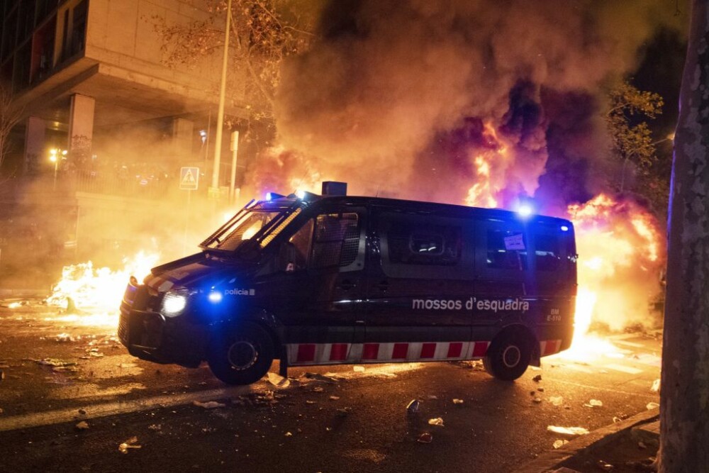 El Clasico cu scântei. Protestatarii catalani au creat haos și s-au bătut cu poliția - Imaginea 3