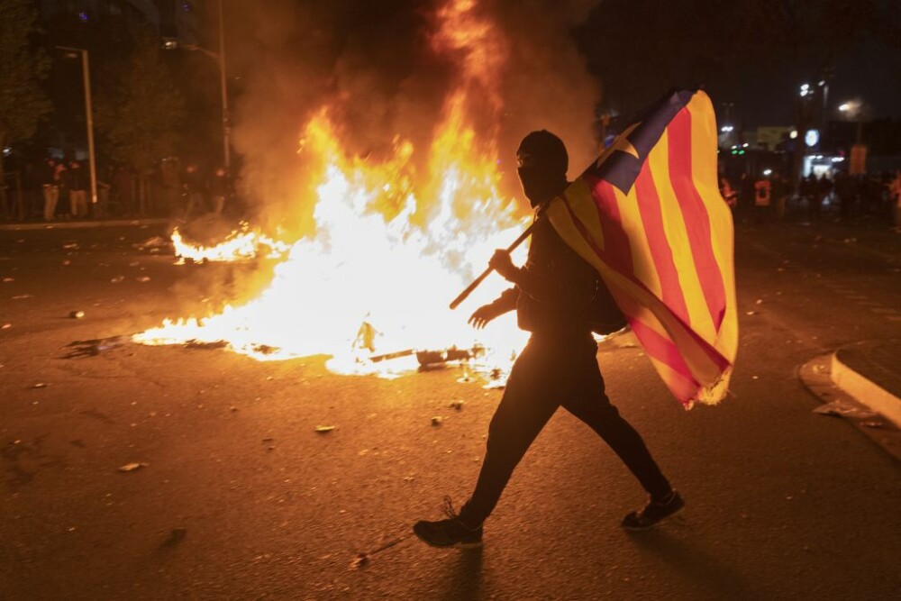 El Clasico cu scântei. Protestatarii catalani au creat haos și s-au bătut cu poliția - Imaginea 5