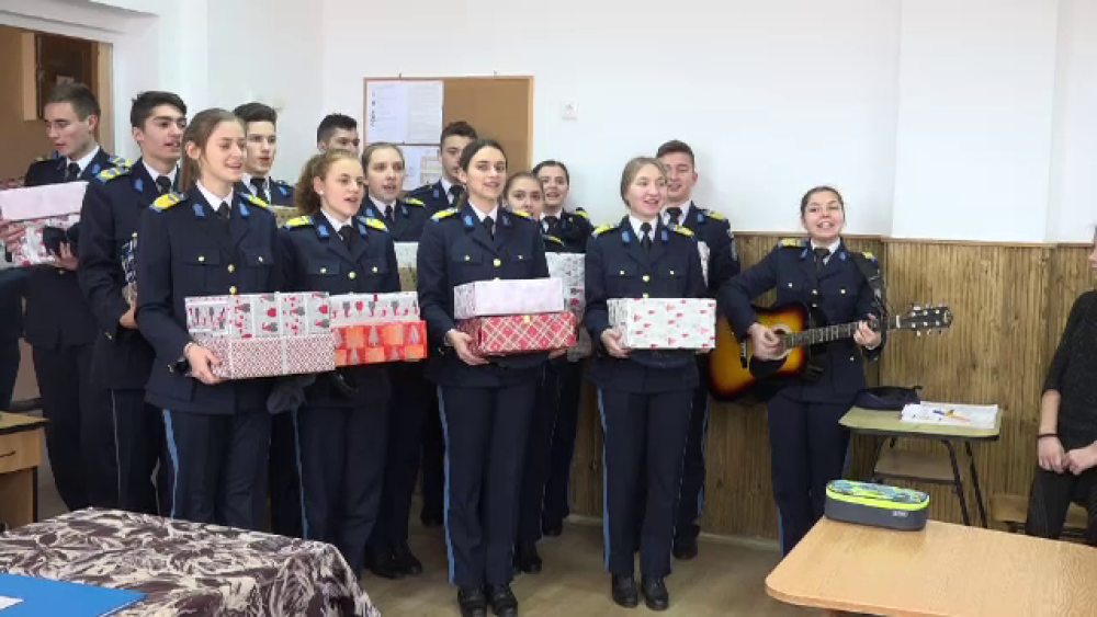 Elevii militari din Alba Iulia au luat rolul lui Moș Crăciun. Unde au împărțit daruri - Imaginea 1
