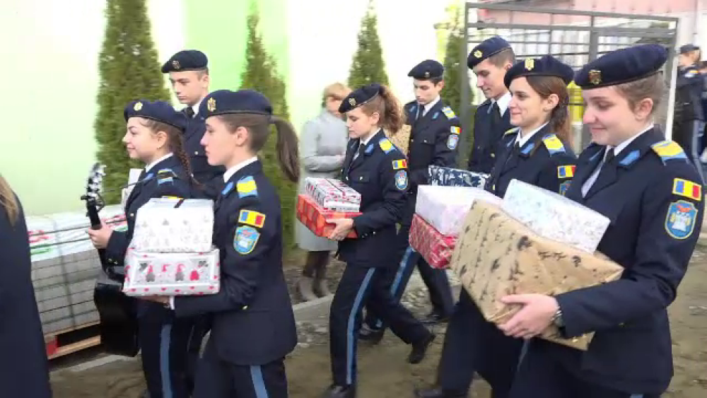 Elevii militari din Alba Iulia au luat rolul lui Moș Crăciun. Unde au împărțit daruri - Imaginea 2
