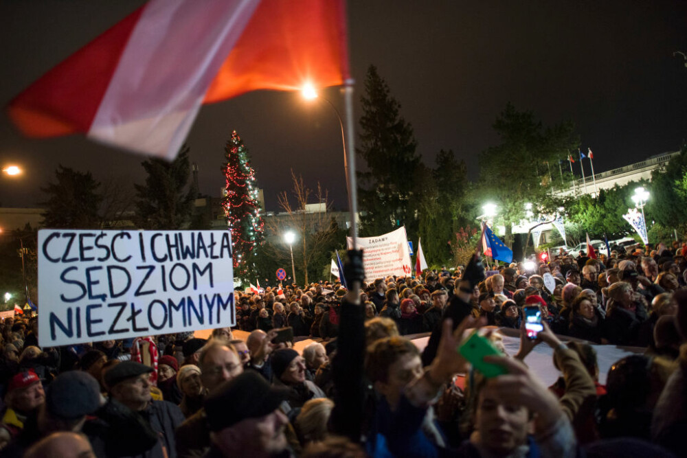 Proteste masive în Polonia. Mii de oameni, în stradă din cauza reformelor din justiție - Imaginea 1