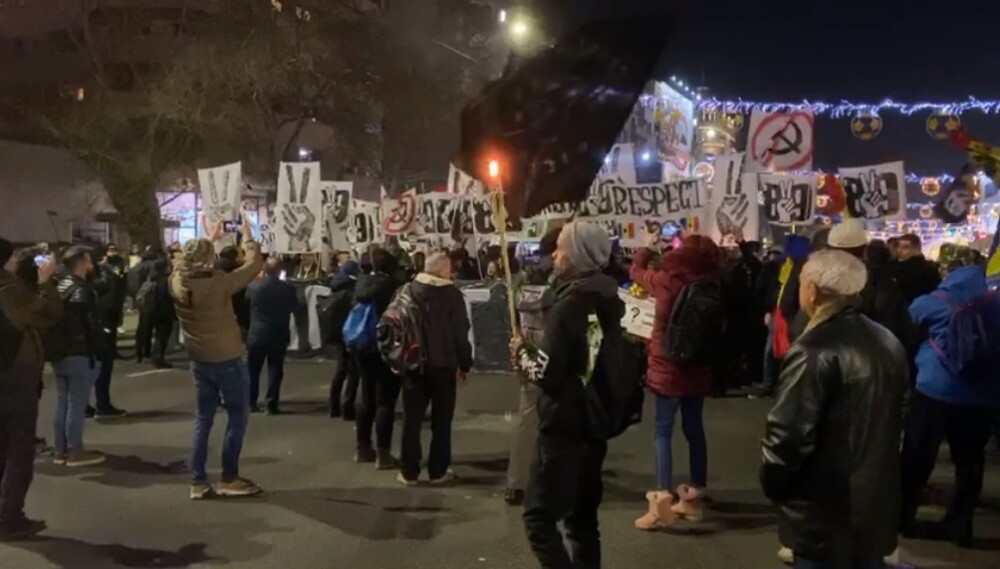 Marș pentru cinstirea eroilor Revoluției, în Piața Universității din București. VIDEO - Imaginea 2