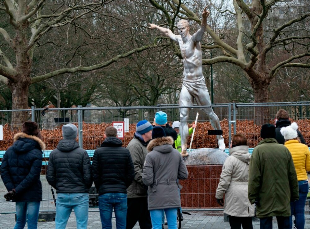 Statuia lui Ibrahimovic, vandalizată de fani. Ce au putut să îi facă și de la ce a pornit - Imaginea 2