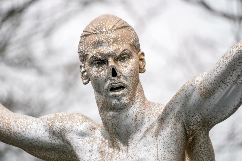 Statuia lui Ibrahimovic, vandalizată de fani. Ce au putut să îi facă și de la ce a pornit - Imaginea 3
