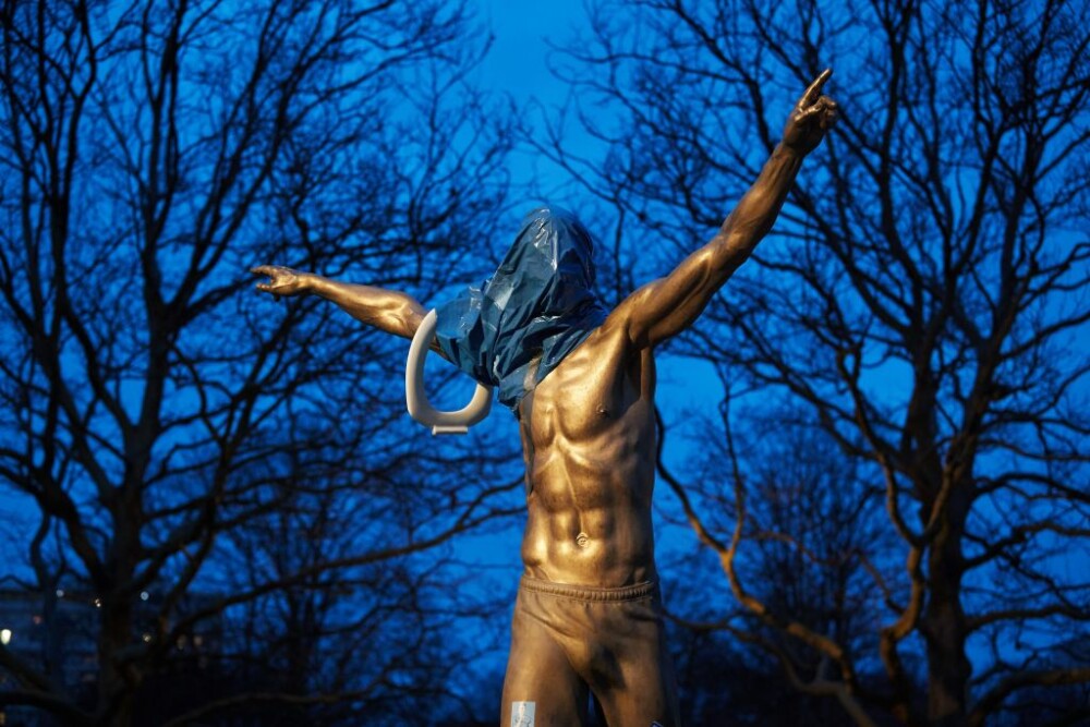 Statuia lui Ibrahimovic, vandalizată de fani. Ce au putut să îi facă și de la ce a pornit - Imaginea 4