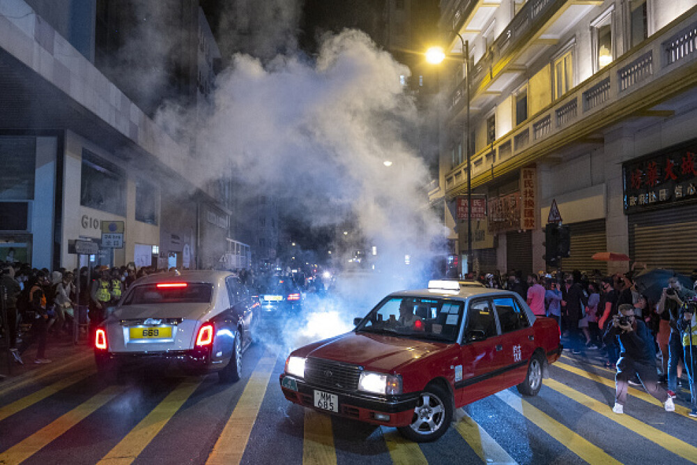 Proteste în Hong Kong. Poliția a folosit gaze lacrimogene pentru a dispersa manifestanţii - Imaginea 3