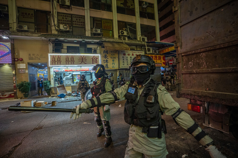 Proteste în Hong Kong. Poliția a folosit gaze lacrimogene pentru a dispersa manifestanţii - Imaginea 2
