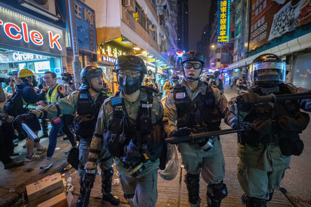 Proteste în Hong Kong. Poliția a folosit gaze lacrimogene pentru a dispersa manifestanţii - Imaginea 1